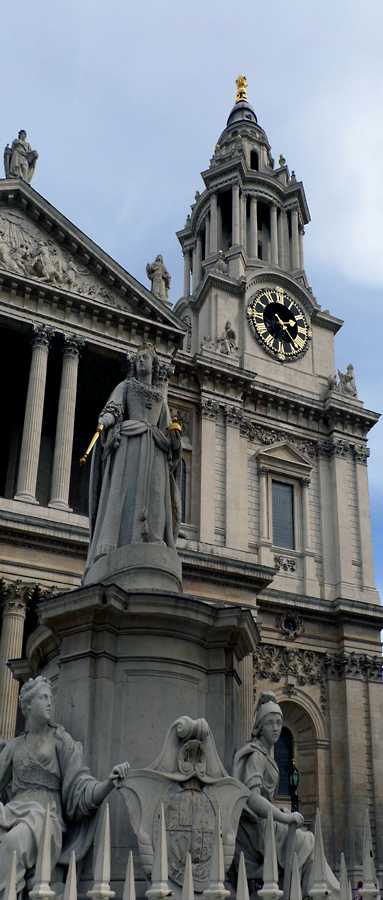 L1020058.JPG - Statuary and main steeple at the front of St. Pauls